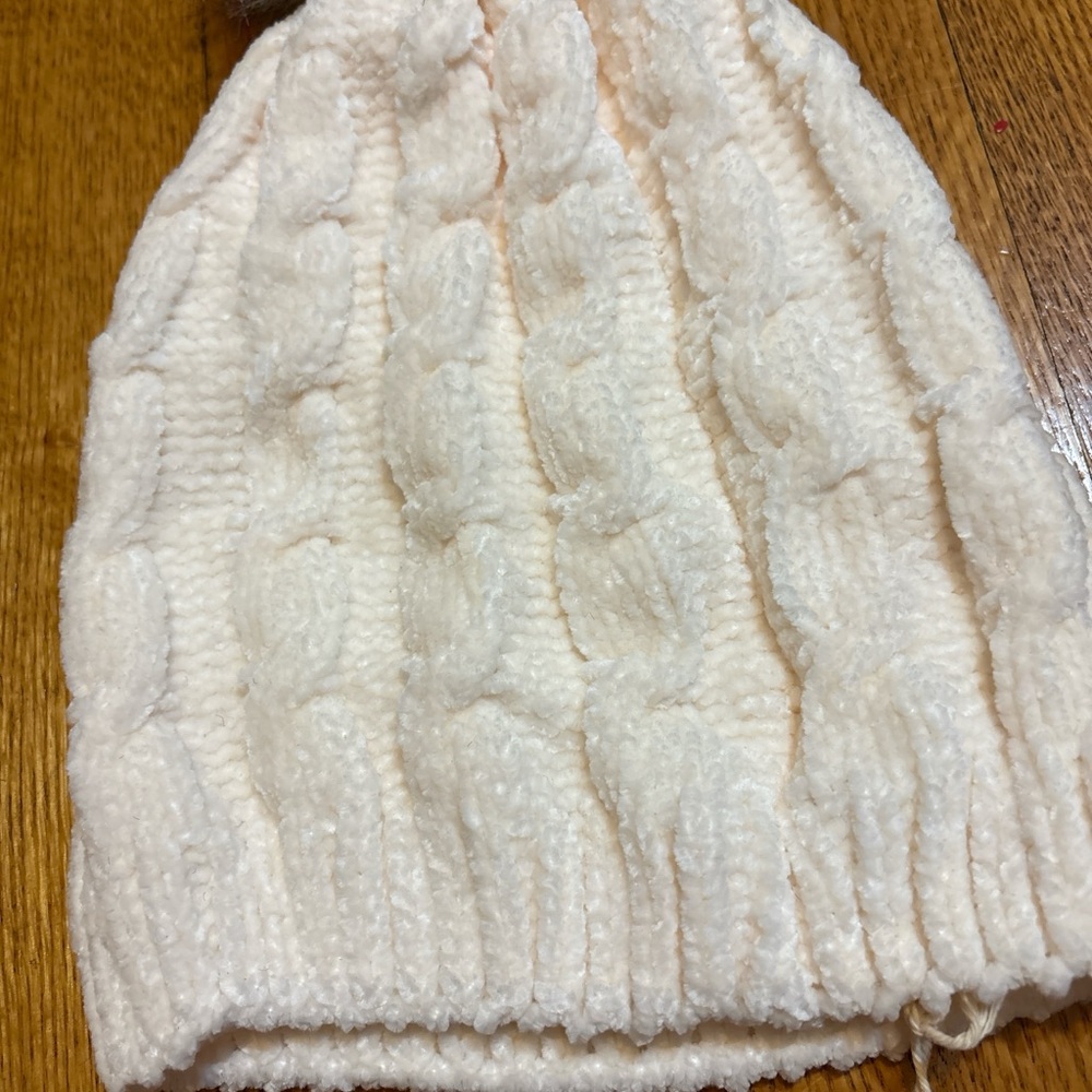 Chic Cream Knit Beanie with Pom-Pom - Picture 4 of 6